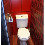 Mobiletto in truciolato per il bagno