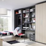 Letto guardaroba grigio scuro con tavolo