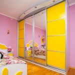 Armadio su misura per la cameretta dei bambini in giallo