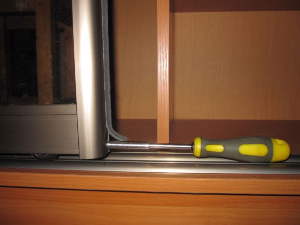 Installazione di porte scorrevoli per armadio