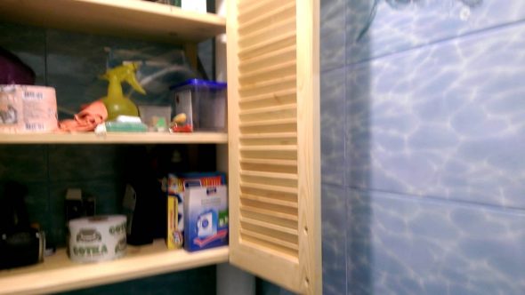 Mobiletto con ripiani nel water