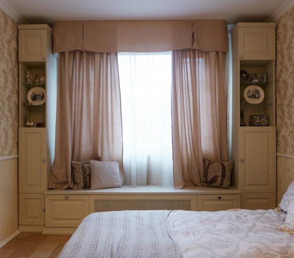 Armadio attorno alla finestra della camera da letto