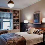 Armadio attorno alla finestra della camera da letto