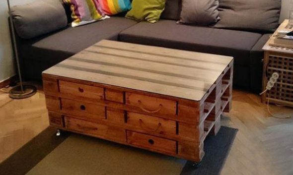 Tavolino da caffè in pallet lilla