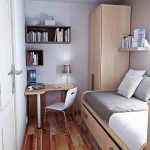 Divano pieghevole e tavolino angolare compatto in una camera da letto stretta