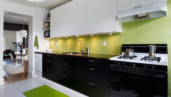 Combinazione di mobili da cucina verdi, bianchi e neri nell'interno della cucina