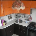 Piccola cucina dal design moderno in una Krusciovka
