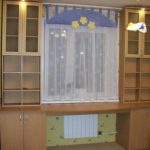 Tavolo vicino alla finestra nella stanza dei bambini