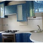 Cucina angolare in un edificio dell'era di Krusciov