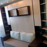 Divano letto incorporato in un armadio