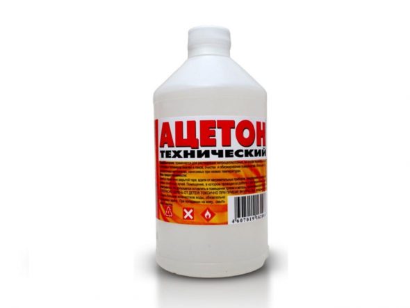Acetone per pulire la colla da un tavolo