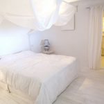 letto a baldacchino bianco