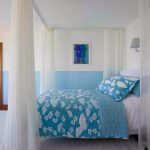 letto a baldacchino blu