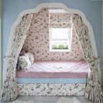 letto a baldacchino vicino alla finestra