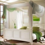baldacchino sopra il letto bianco verde