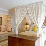 baldacchino sopra il letto bianco