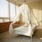 baldacchino sopra il letto bianco
