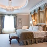 tende a baldacchino sopra il letto