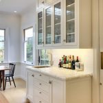 credenza classica bianca