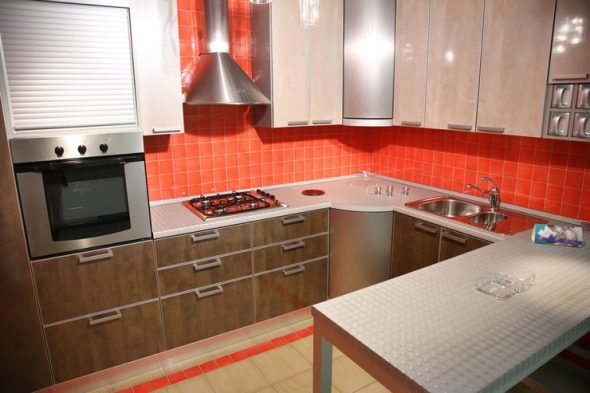set da cucina beige-marrone e grembiule rosso