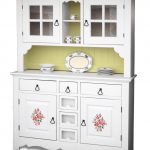 buffet bianco con decorazioni