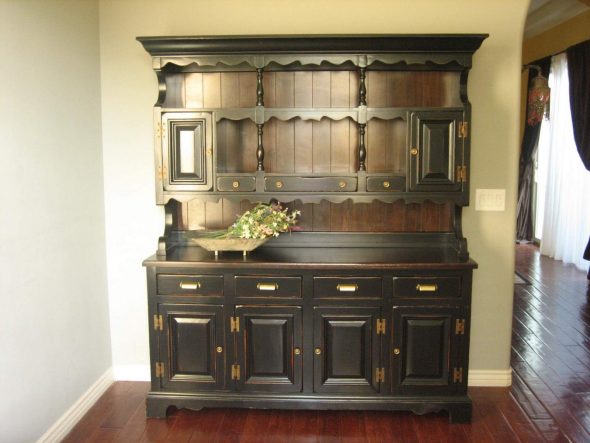 credenza in truciolato sotto un albero