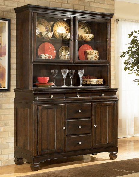 credenza in legno naturale all'interno