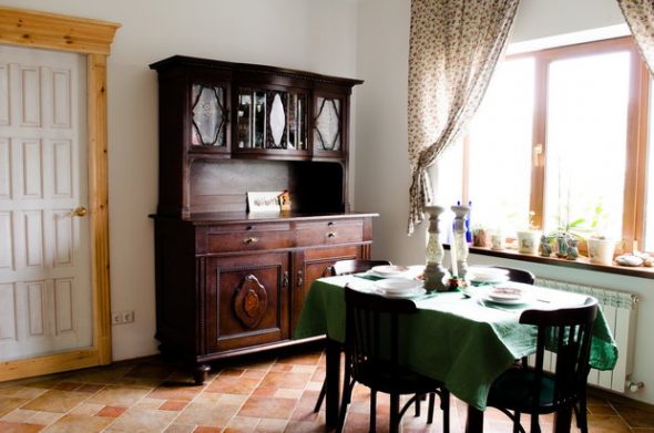 buffet in una spaziosa cucina