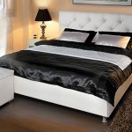Letto bianco e nero con meccanismo di sollevamento