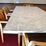 decorazione da tavola con vecchi giornali