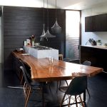 tavolo in legno all'interno
