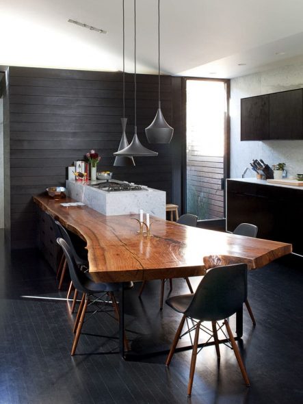 tavolo in legno all'interno