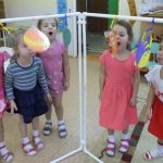 bambini che giocano con uno schermo
