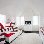 letto estraibile per bambini in una camera da letto luminosa