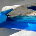 tavolo di design realizzato in legno tagliato