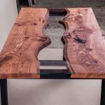 tavolo di design realizzato in legno di fiume tagliato