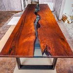 tavolo di design in legno tagliato fiume