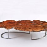 tavolo di design realizzato in legno tagliato