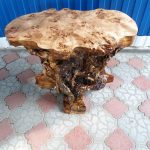 tavolo fatto di tronchi di pioppo di montagna