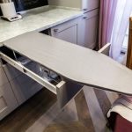 asse da stiro nel cassetto della cucina