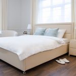 Squisito letto matrimoniale in legno massello per la casa