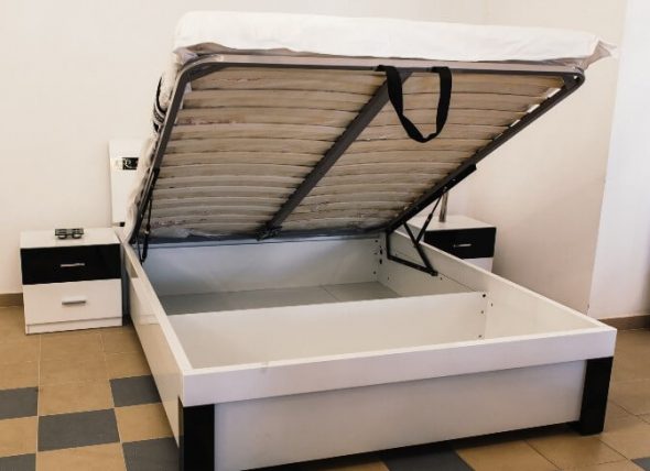 letto con meccanismo di sollevamento