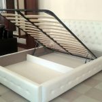letto con rete ortopedica bianca