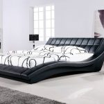 insolito letto nero