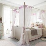letto a baldacchino bianco