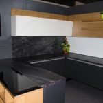 piano di lavoro per mobili da cucina scuro