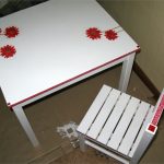 pittura e decoupage del tavolo