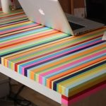 tavolo dipinto a strisce luminose