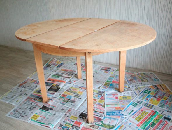 Preparazione del tavolo per la pittura