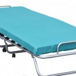letto pieghevole con materasso blu